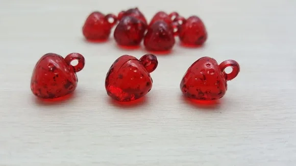Pingente Mini Morango Acrílico Vermelho de 2cm- Pct c/ 20 un