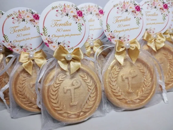 Lembrancinha 80 Anos: Sabonete Letra Inicial Personalizada