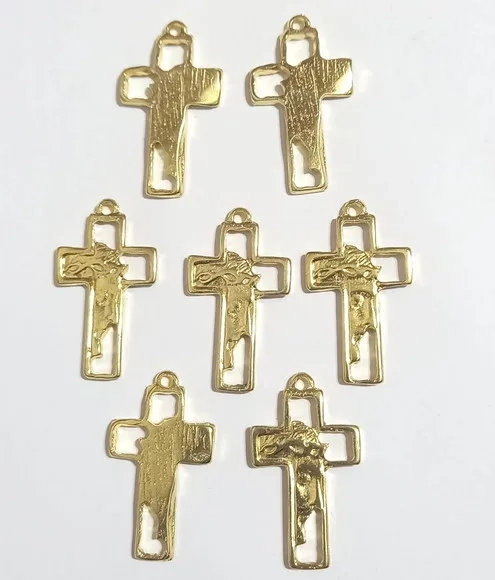 Pingente Crucifixo Vazado com Jesus - 6 Peças