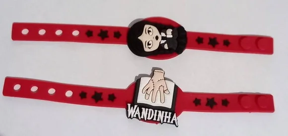 Pulseira Wandinha Addams Vermelha Emborrachada