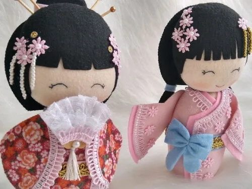 Boneca Kokeshi em feltro