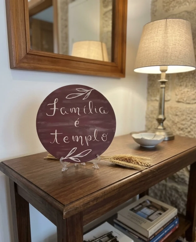 Placa Decorativa de Mesa Madeira Pinus Família é Templo 20cm