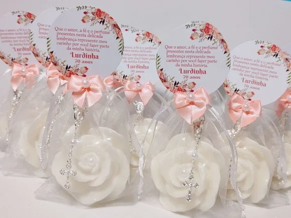 Lembrancinha 70 Anos: Sabonete Rosa Luxo com Mini Terço
