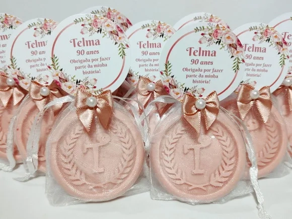 Lembrancinha 90 Anos: Sabonete Letra Inicial Personalizada