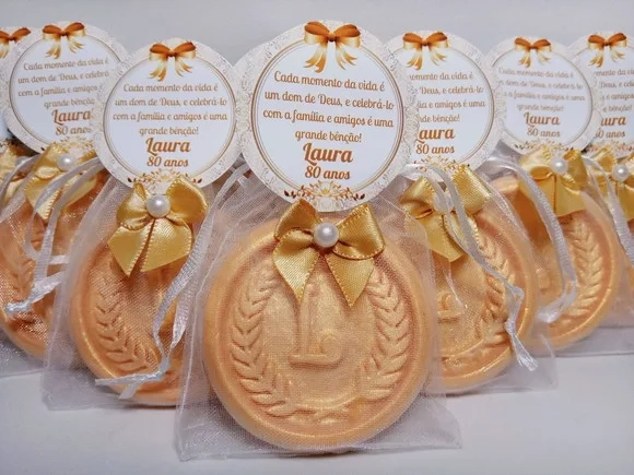 Lembrancinha 80 Anos: Sabonete Letra Inicial Personalizada