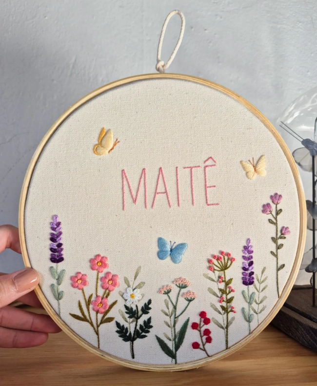 Porta Maternidade Floral com Nome e Borboletas | Bordado à Mão Personalizado