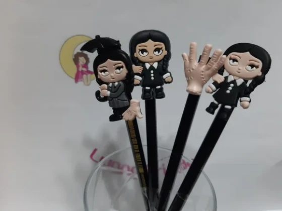 Lápis com Ponteira Wandinha Addams Emborrachada Pct 4 Unids