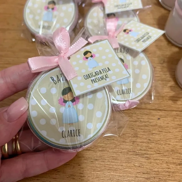 Lembrancinha com mini terço e oração do anjo da guarda