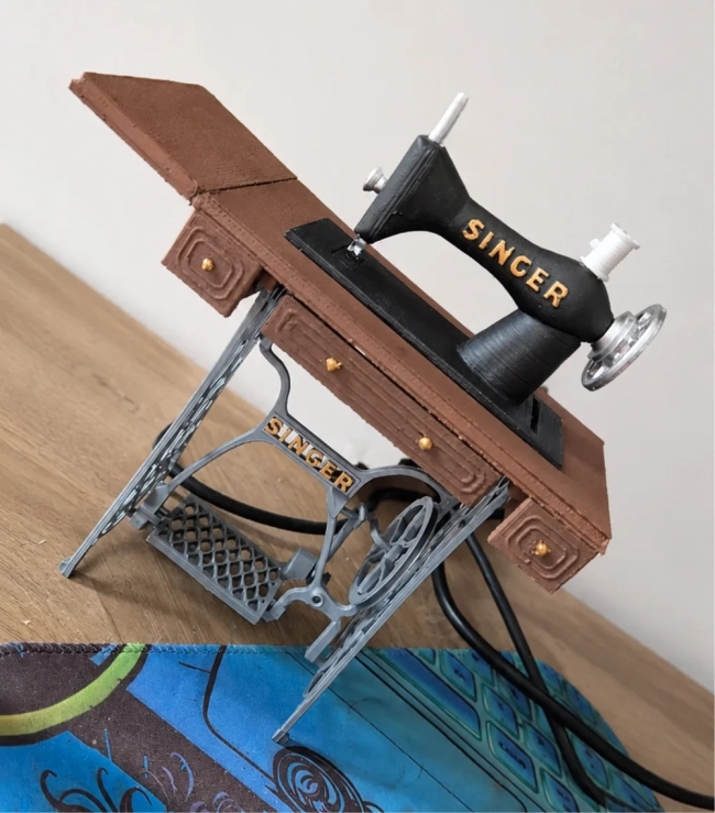 Máquina de Costura Miniatura Singer Decorativa Impressão 3D – Modelo Vintage