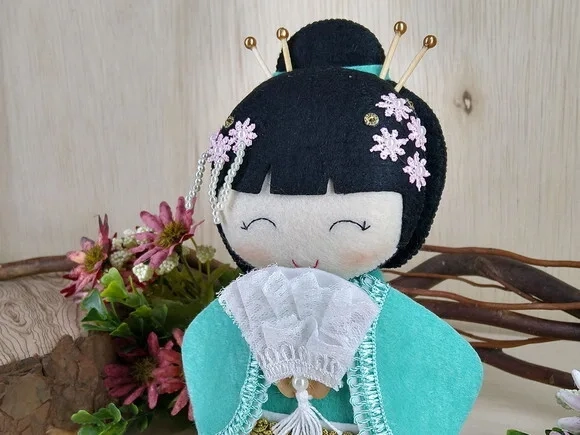 Boneca Kokeshi em feltro - 20 cm