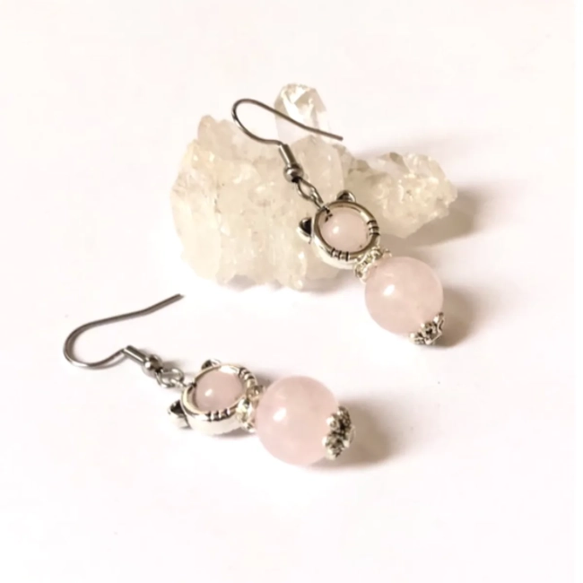 Brinco Gato com Quartzo Rosa, Strass e Aço Inox