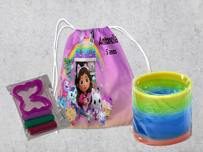 Kit Mochilinha + Mini Massinha de modelar e Mola Maluca Casa Magica da Gabby