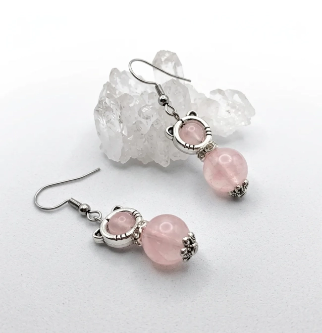 Brinco Gato com Quartzo Rosa, Strass e Aço Inox