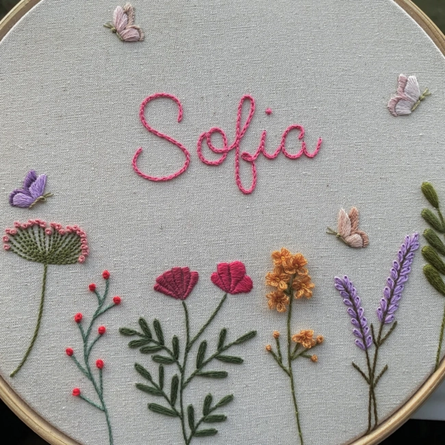 Porta Maternidade Jardim de Flores com Nome | Bordado à Mão Personalizado