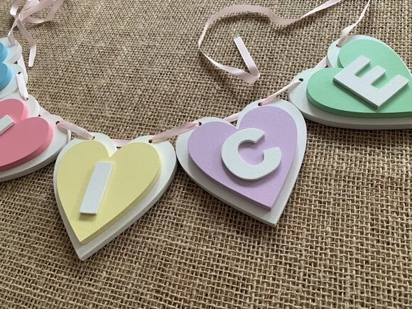 Porta Maternidade Varal de Coração Candy Colors - Decoração Para Bebês