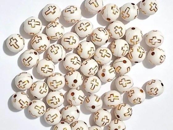 Bolinha Creme com Cruz Dourada 10mm 50 Unidades