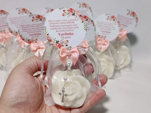Lembrancinha 70 Anos: Sabonete Rosa Luxo com Mini Terço
