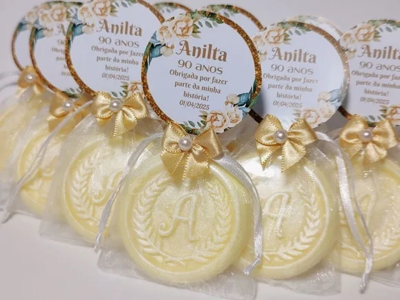 Lembrancinha 90 Anos: Sabonete Letra Inicial Personalizada