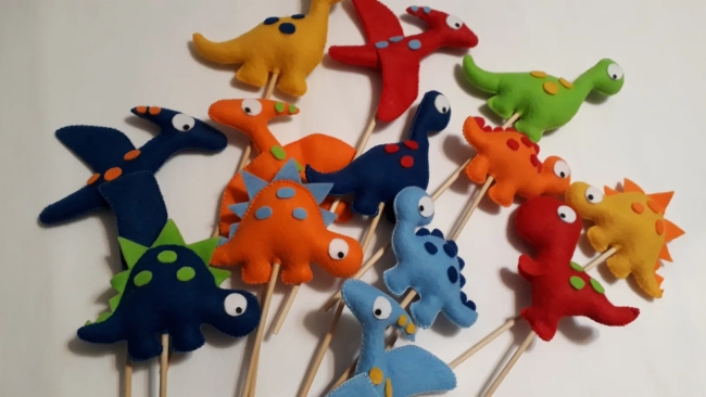 Dinossauro de feltro para decoração