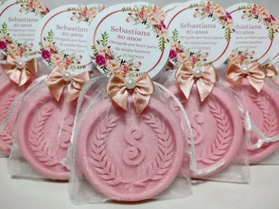 Lembrancinha 80 Anos: Sabonete Letra Inicial Personalizada