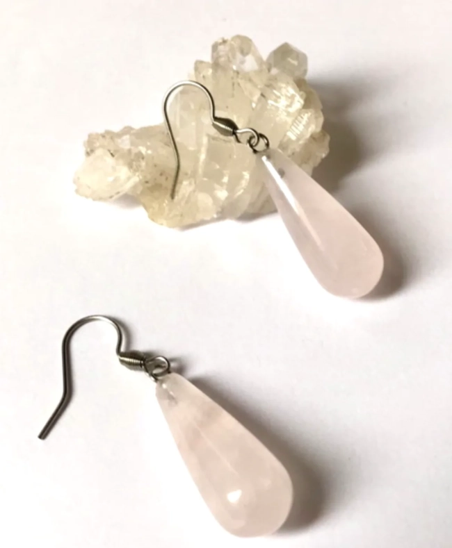 Brinco Gota Quartzo Rosa  e Gancho em Aço Inoxidável