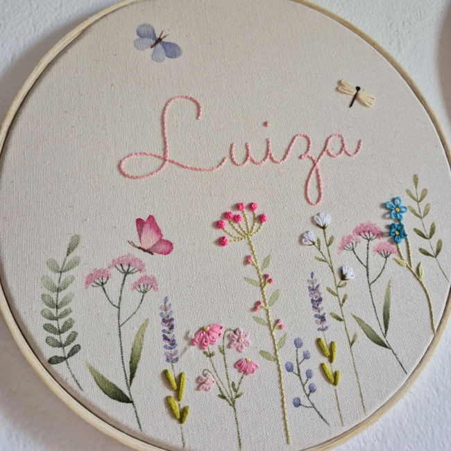 Porta Maternidade Jardim Floral com Nome | Bordado à Mão e Aquarela Personalizado