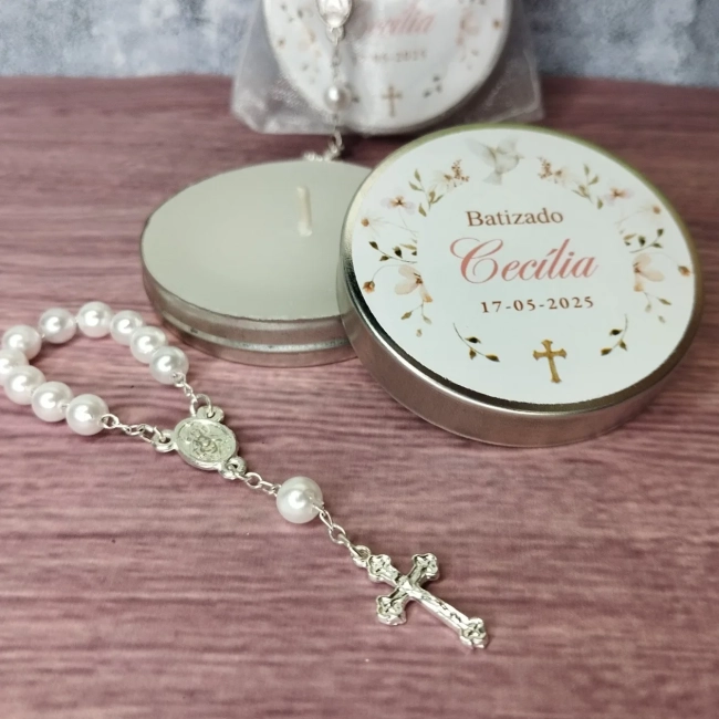 20 Unidades de Lembrancinha Batizado Vela Aromática na Latinha com Terço e Saco do Organza - Trabalhamos com qualquer tema - Informar o tema no chat