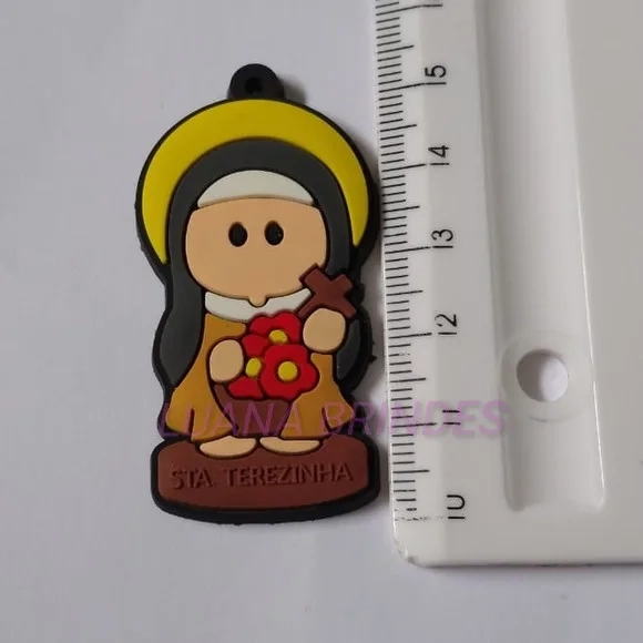 Pingente Santa Terezinha de Borracha 5,3cm Pct 5 Unidades