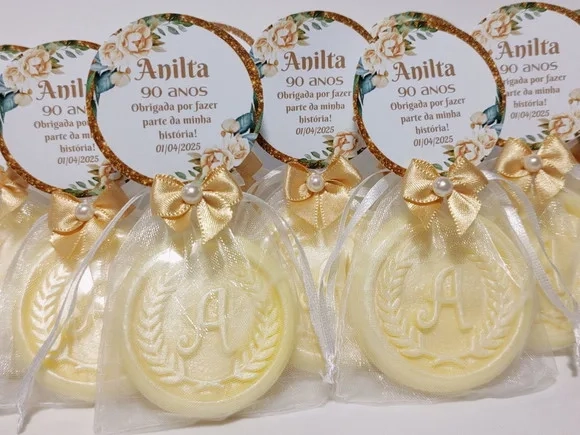 Lembrancinha 90 Anos: Sabonete Letra Inicial Personalizada