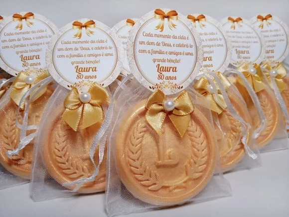 Lembrancinha 80 Anos: Sabonete Letra Inicial Personalizada