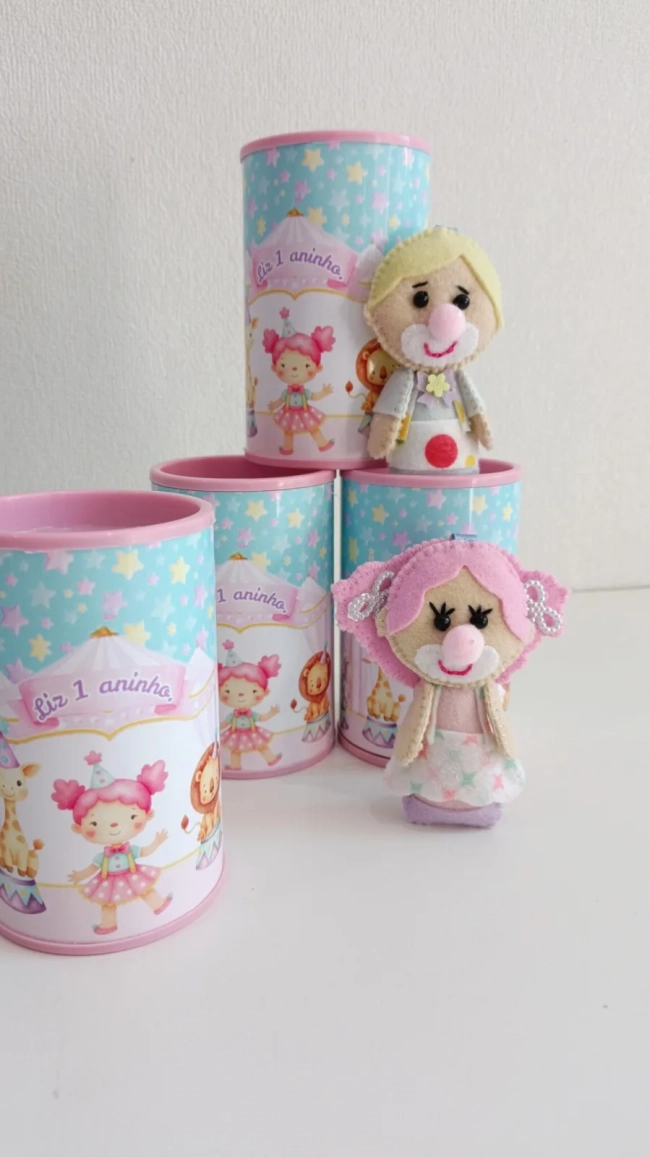 Cofre com chaveiro em feltro personalizado.