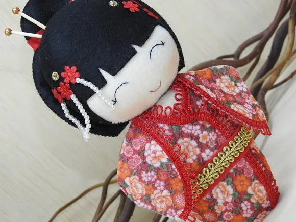 Boneca Kokeshi em feltro - 20 cm