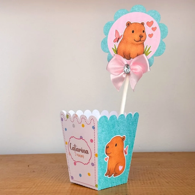 PEGUE E MONTE - Centro de Mesa CAPIVARA MENINA - Decoração de Festa | Lembrancinhas | Aniversário | Personalizados