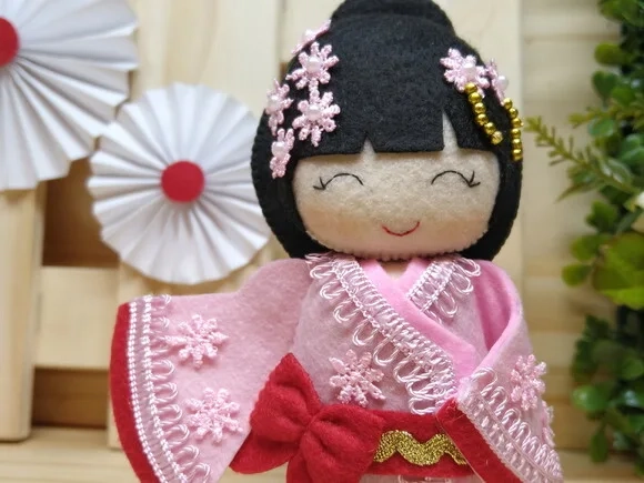 Boneca Kokeshi em Feltro 15 cm