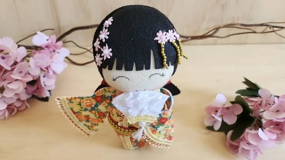 Boneca Kokeshi em Feltro 18 cm - Chamar Chat
