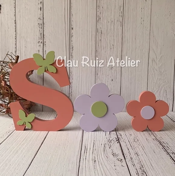 Iniciais 18cm + Dupla de Flor - Decoração Bebê