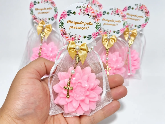 Lembrancinha 70 Anos: Sabonete Flor Dália com Mini Terço