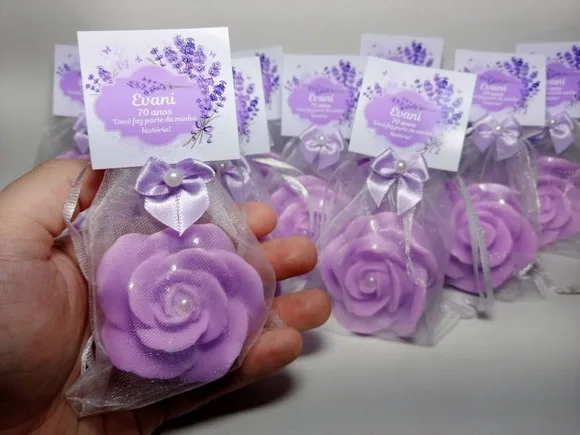 Lembrancinha de Aniversário 70 Anos: Sabonete Rosa Luxo
