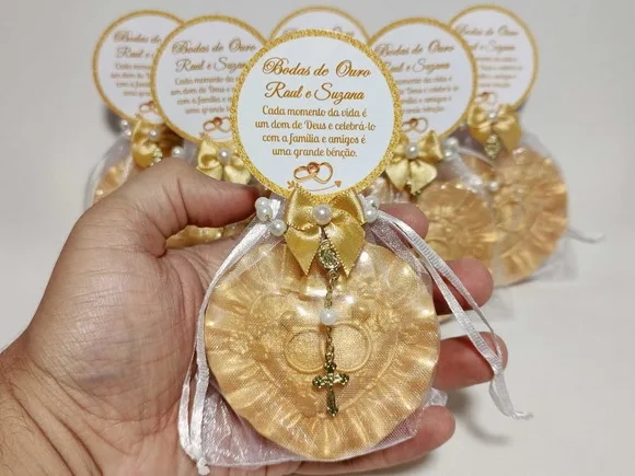 Lembrança Bodas de Ouro: Sabonete Coração Alianças com Terço