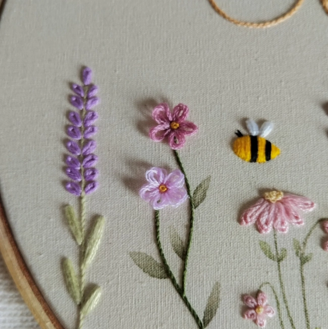 Porta Maternidade Jardim com Nome, Flores e Borboletas | Bordado e Aquarela