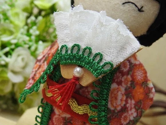 Boneca Kokeshi em feltro 15 cm