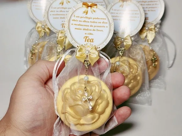 Lembrancinha 80 Anos: Sabonete Botão de Rosa com Mini Terço