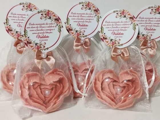 Lembrancinha de Aniversário 80 Anos: Sabonete Coração Flor