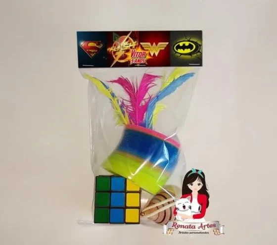 Kit Brinquedos Retrô Tema Liga da Justiça Símbolos