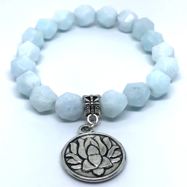 Pulseira de Pedra Natural Água Marinha Leitosa Facetada com Pingente Flor de Lótus