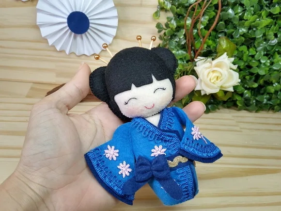Boneca Kokeshi em feltro 15 cm