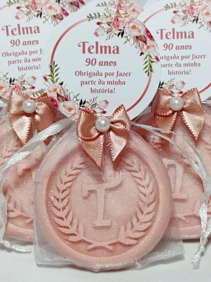 Lembrancinha 90 Anos: Sabonete Letra Inicial Personalizada