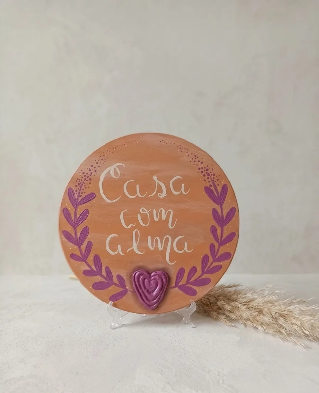 Placa Decorativa de Mesa Madeira Pinus Casa com Alma Textura 20cm
