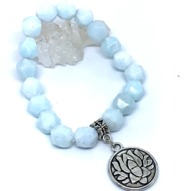 Pulseira de Pedra Natural Água Marinha Leitosa Facetada com Pingente Flor de Lótus