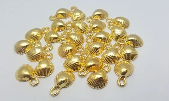 Pingente Concha Dourada de 1,7cm Metal Pacote com 10 Peças